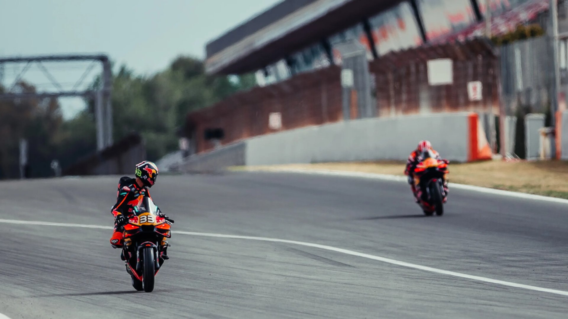 Proč chce MotoGP, aby jezdci měli v roce 2027 jen jeden motocykl?