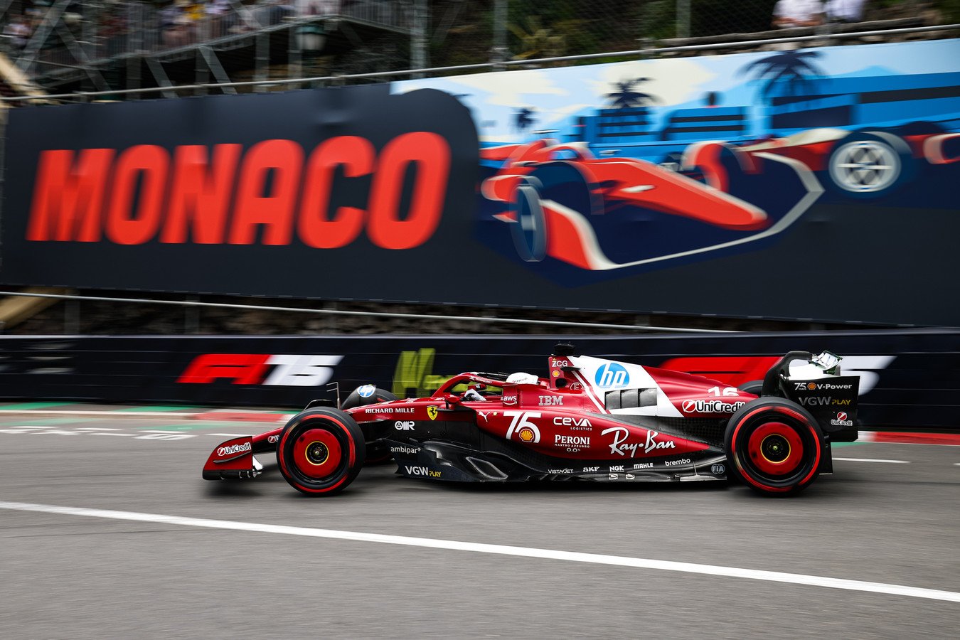 Leclerc vyhrál první volný trénink v Monaku a Ferrari získalo 1-2