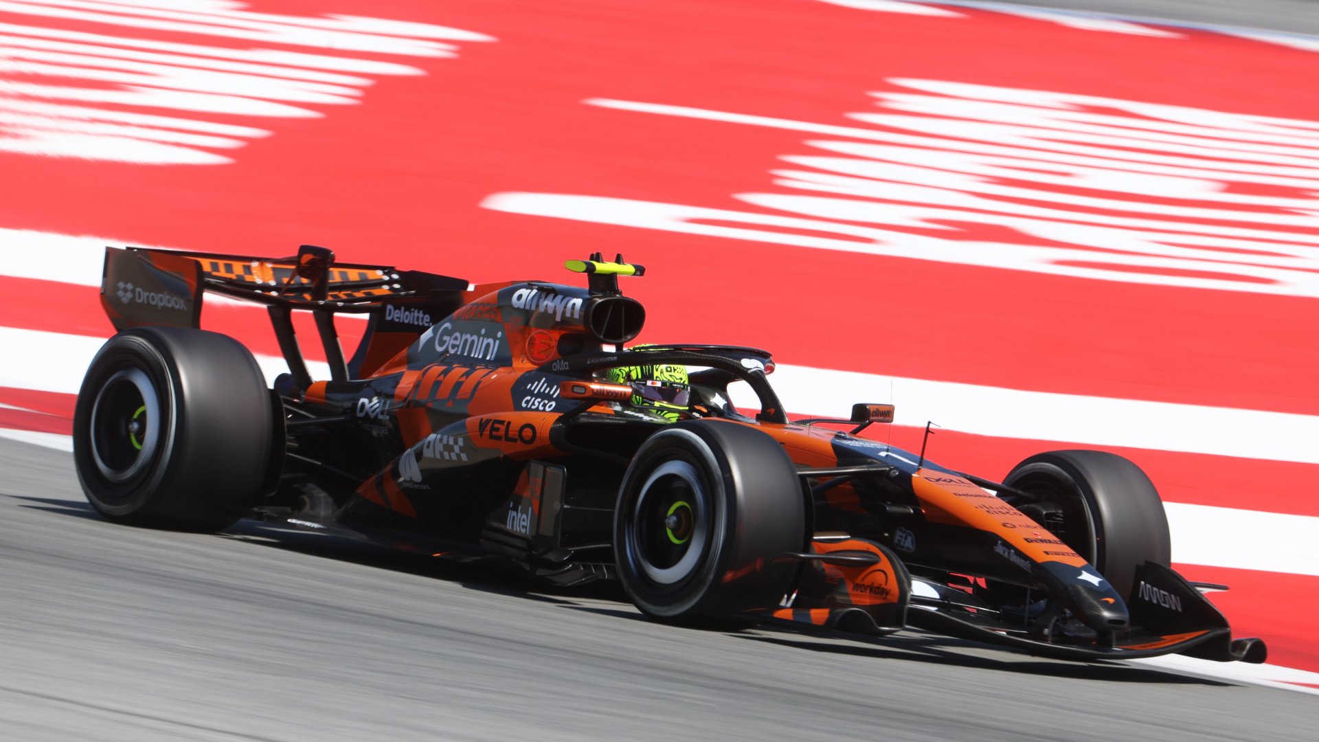 Průběžné pořadí F1 po Velké ceně Barcelony-Katalánska: Hamilton snížil Antonelliho náskok na 41 bodů