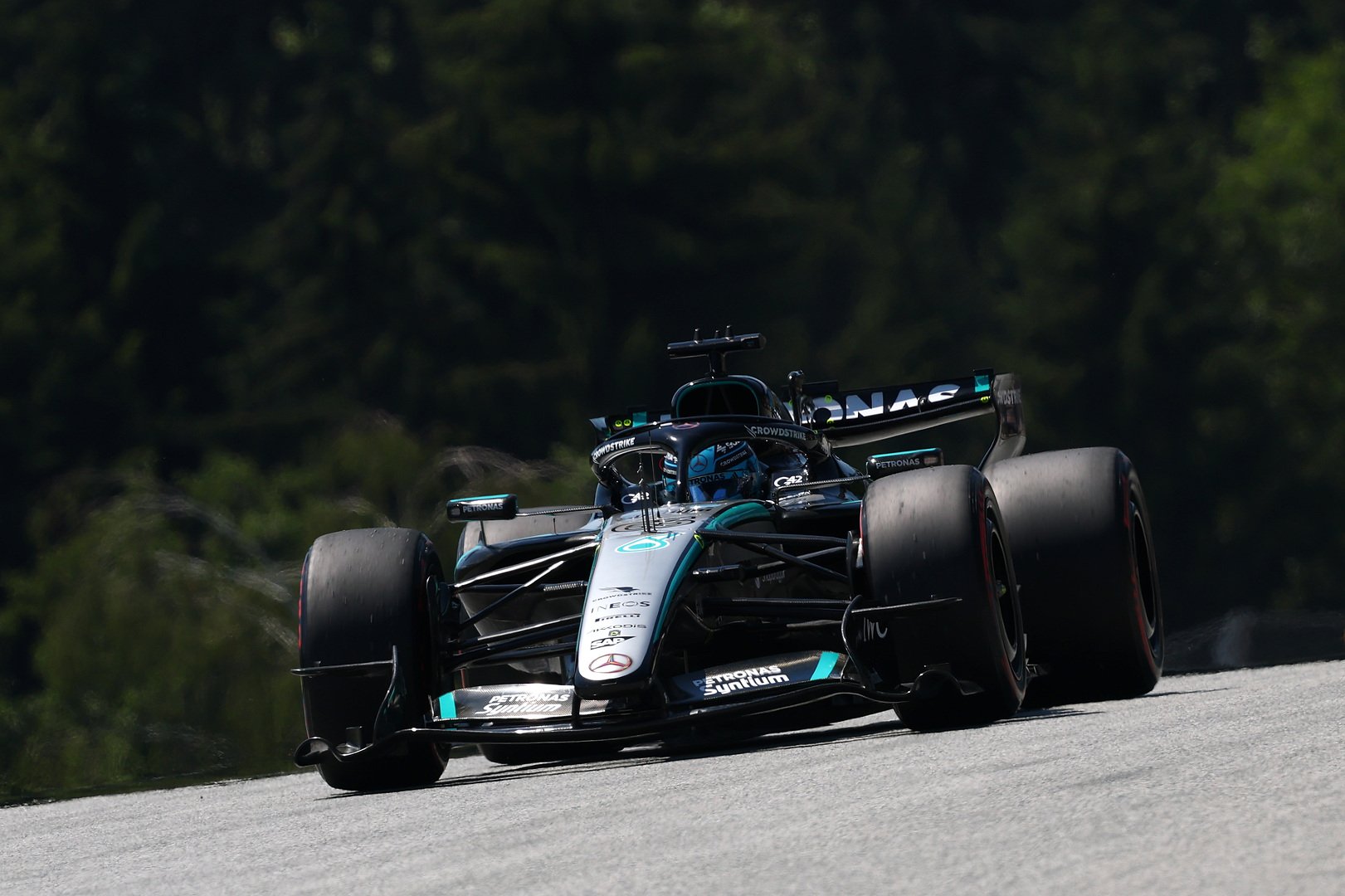 Russell si vybojoval pole position po kuriózním závěru kvalifikace na Red Bull Ringu