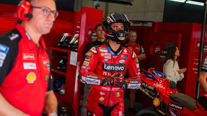 Frustracja Francesco Bagnaia po przegranej w sprincie GP Tajlandii z Jorge Martinem