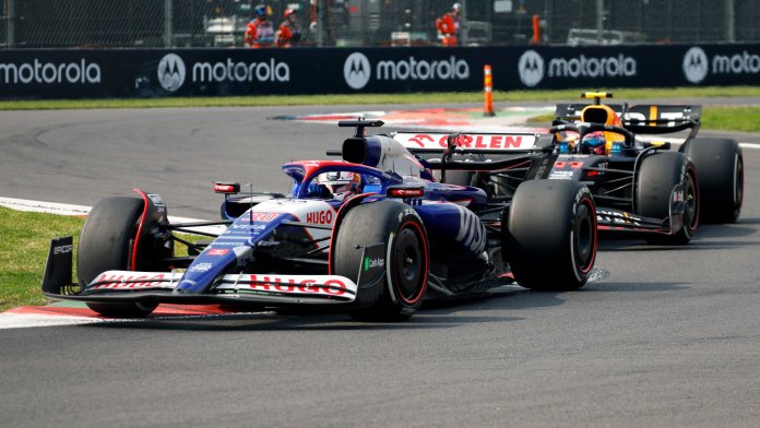 Liam Lawson se omlouvá Sergiu Perezovi za vztyčený prostředníček během GP Mexika