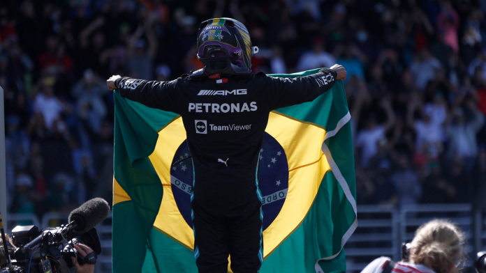 Lewis Hamilton rijdt tijdens Braziliaanse GP met Ayrton Senna's titelwinnende McLaren uit 1990