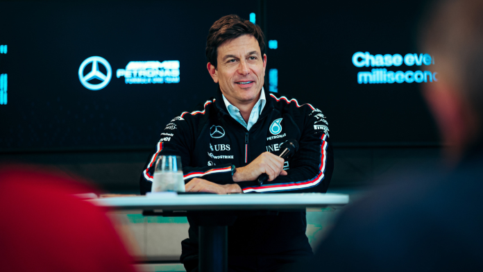 Toto Wolff ujawnia, że ojciec Carlosa Sainza poinformował go o przenosinach Lewisa Hamiltona do Ferrari