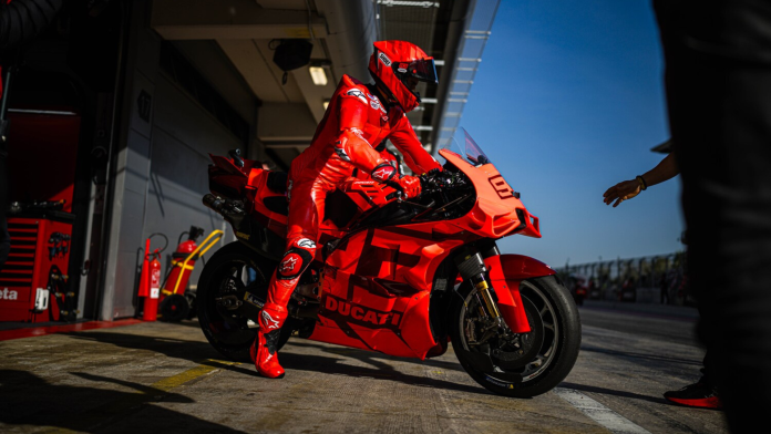 Ducati prueba el sistema de radio piloto-pit durante los entrenamientos de MotoGP en Barcelona