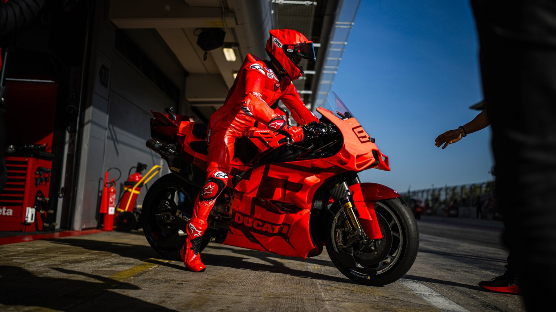 Podczas testów MotoGP w Barcelonie, Ducati przetestowało system radiowy kierowca-pit...